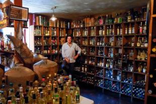 ¡Orgullo Peruano! Johnny Schuler obtiene el récord Guinness por su colección de piscos